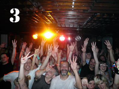 dickyTRES y aqui algo increible: tres musicos.....