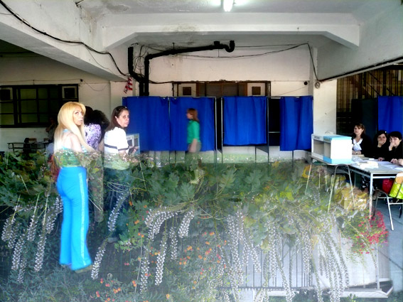 votos_babies_WEB ahi estaba la gente, esperando votar, botada