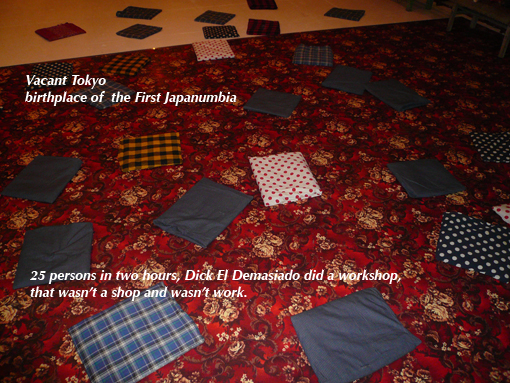 cushions_highti living on a low level, but still colourful.